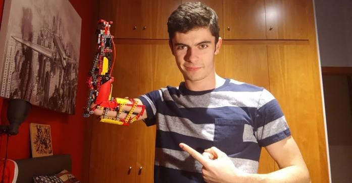 David Aguilar con la sua protesi