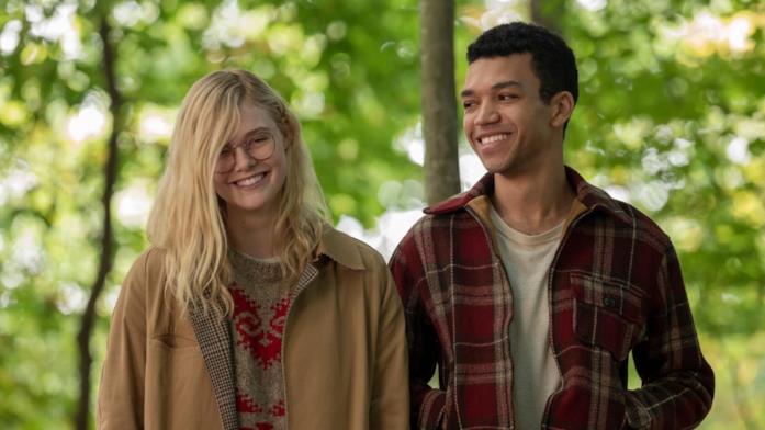 Raccontami di un giorno perfetto affronta il dramma della depressione Violet e Theo sorridono in una scena di Raccontami di un giorno perfetto