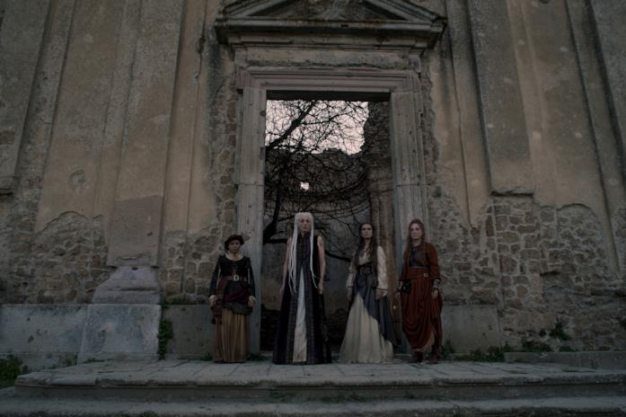 Luna Nera: come sono i primi due episodi della nuova serie italiana di Netflix Una scena suggestiva della serie Netflix Luna Nera