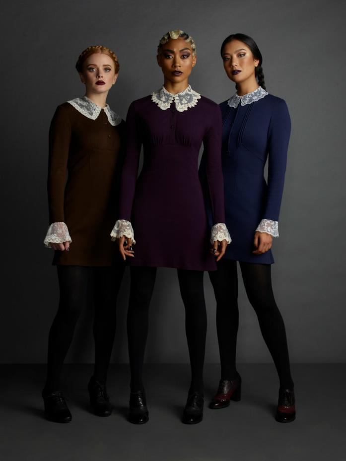 Agatha, Dorcas e Prudence in una foto promozionale de Le terrificanti avventure di Sabrina Adeline Rudolph, Abigail Cowen e Tati Gabrielle sono Agatha, Dorcas e Prudence