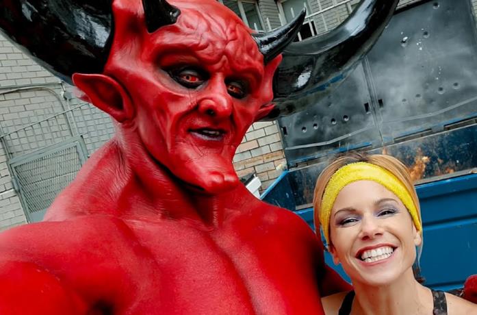 Satana e il 2020 in un appuntamento insieme nello spot di Ryan Reynolds Mathc Made in Hell