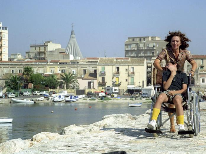 Il figlio della luna, la storia vera di Fulvio Frisone dietro al film Lunetta Savino e Alessandro Morace in una scena del film TV Il figlio della luna