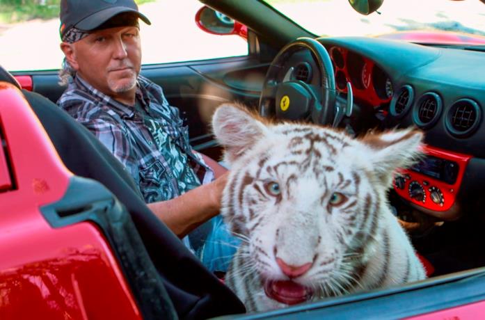 Jeff Lowe con una tigre in una scena della serie Tiger King