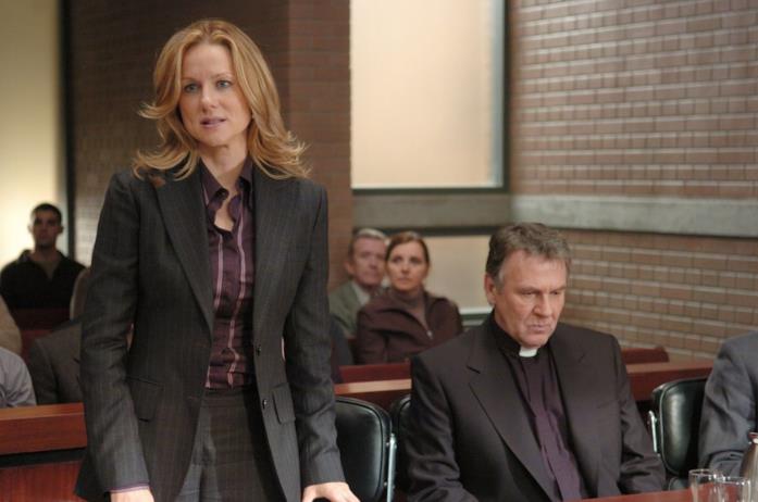 Laura Linney e Tom Wilkinson in The Exorcism of Emily Rose Erin Bruner e Padre Richard Moore) in tribunale