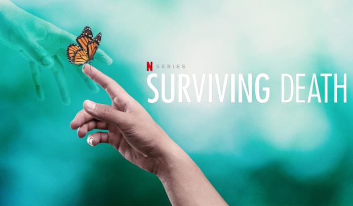 La copertina di Surviving Death: cosa c'è dopo la morte? Una mano umana sfiora una farfalla