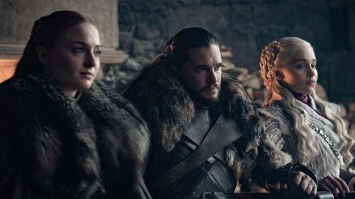 Game of Thrones 8: cosa ci dice su Daenerys il primo episodio Sophie Turner, Kit Harington ed Emilia Clarke in scena in Game of Thrones 8x01
