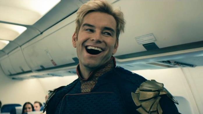The Boys, le anticipazioni sulla seconda stagione Il personaggio di Patriota sorridente all'interno di un aereo di linea