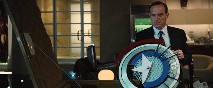 L'Agente Coulson con una replica dello scudo di Capitan America in Iron Man 2 Clark Gregg Iron Man 2