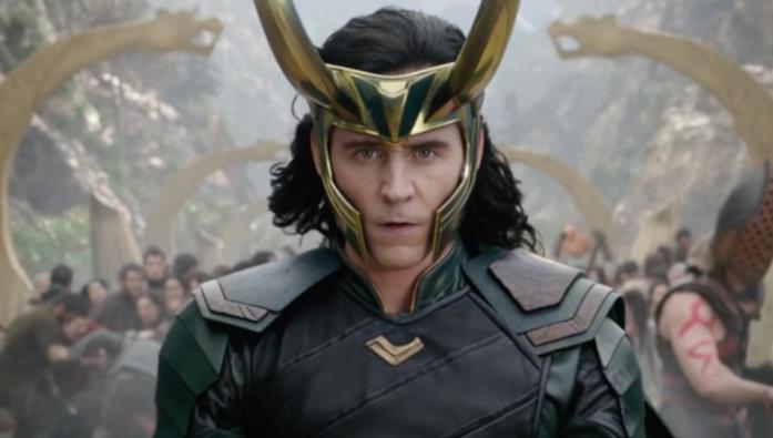 Un primo piano di Tom Hiddleston nei panni di Loki in Thor: Ragnarok