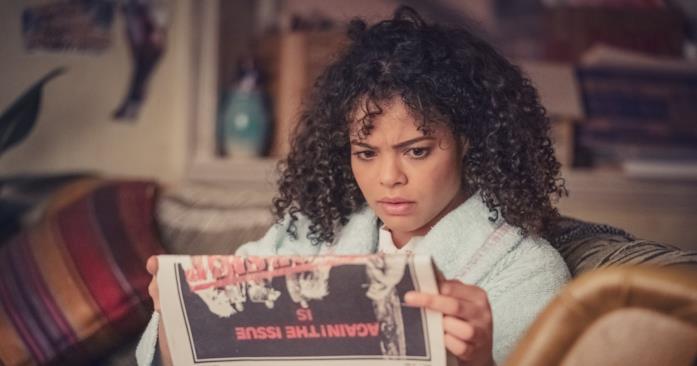 Lydia West è Jill in It's a Sin Lydia West legge il giornale