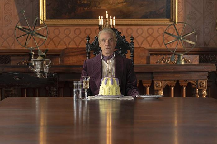 Watchmen 2 si farà? Ecco quello che sappiamo Jeremy Irons in una scena della serie TV Watchmen
