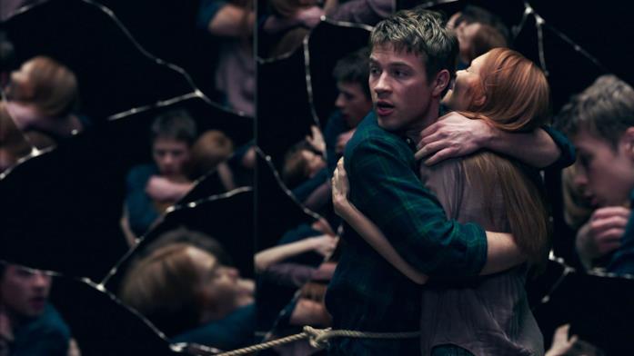 Tyler e Nina nella scena dello specchio in Locke & Key Connor Jessup e Darby Stanchfield