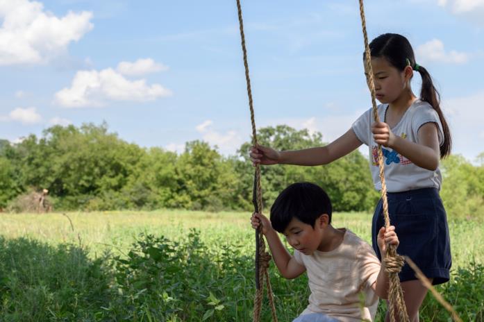 I bimbi di Minari I due figli dei Kim giocano con l'altalena