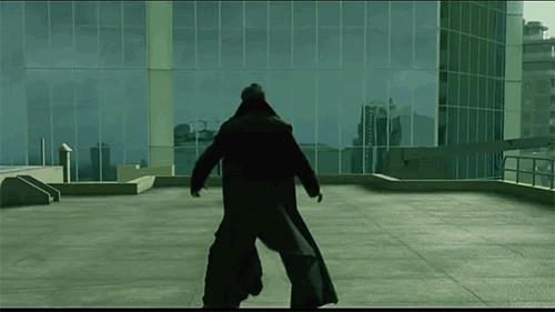 Bullet time in Matrix Gif di Neo che schiva le pallottole