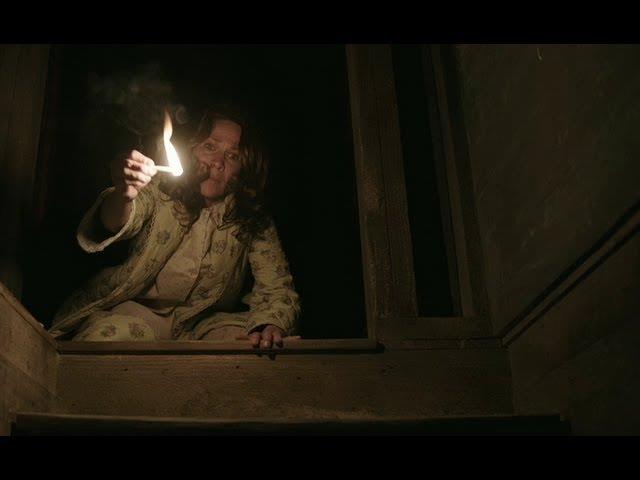 The Conjuring, la cantina è il posto più inquietante della casa La signora Perron con un fiammifero in mano in un'inquietante scena di The Conjuring