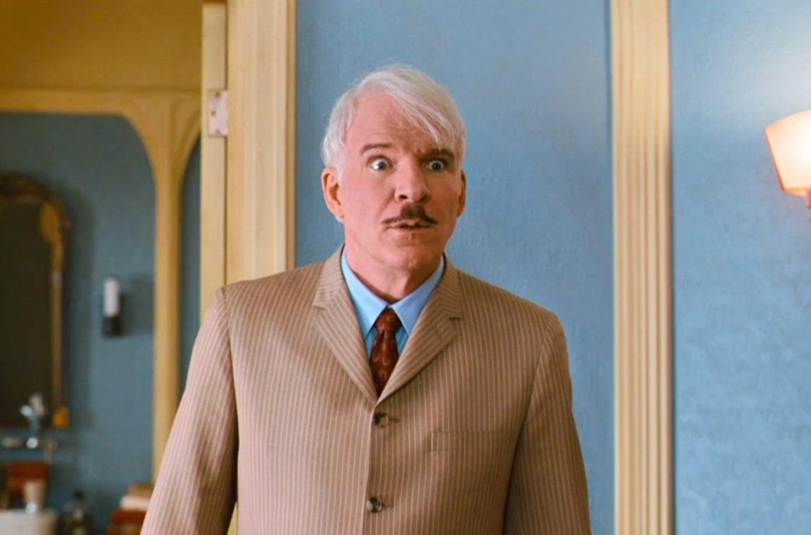 Steve Martin in una scena del film La pantera rosa 2