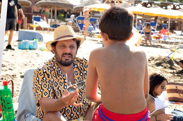 Enrico Brignano in una scena del film Tutta un'altra vita