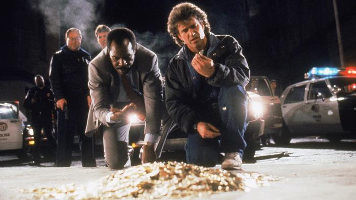 Una scena di Arma Letale 2 I due poliziotti Martin Riggs e Roger Murtaugh