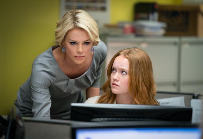 Bombshell Megyn e una assistente controllano le news su un pc