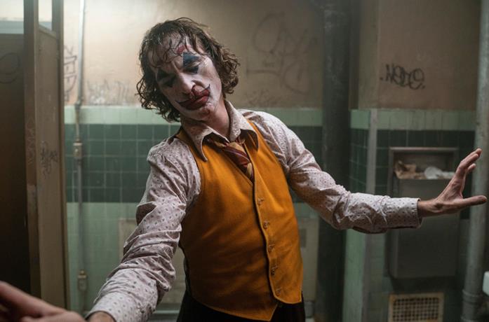 Un'immagine di Joaquin Phoenix nei panni di Joker che balla in un bagno pubblico
