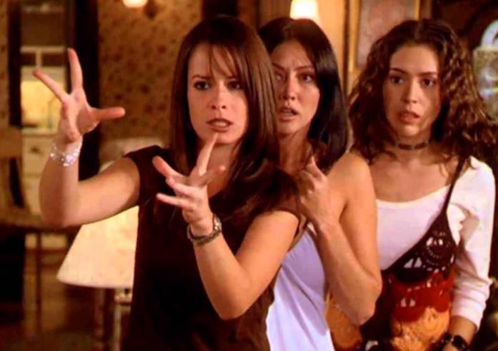 Streghe, serie TV anni '90 incentrata sulle sorelle Halliwell Prue, Piper e Phoebe in una scena di Streghe