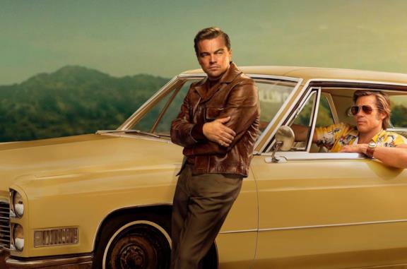 Un'immagine di DiCaprio e Pitt nel poster di C'era una volta a... Hollywood