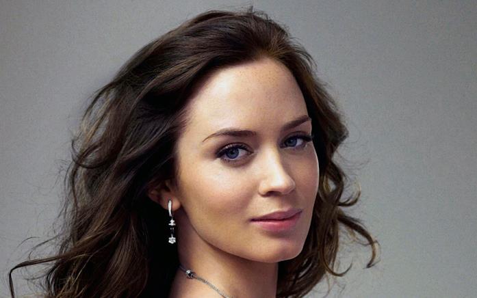 Emily Blunt attrice di La Ragazza del Treno Emily Blunt in posa