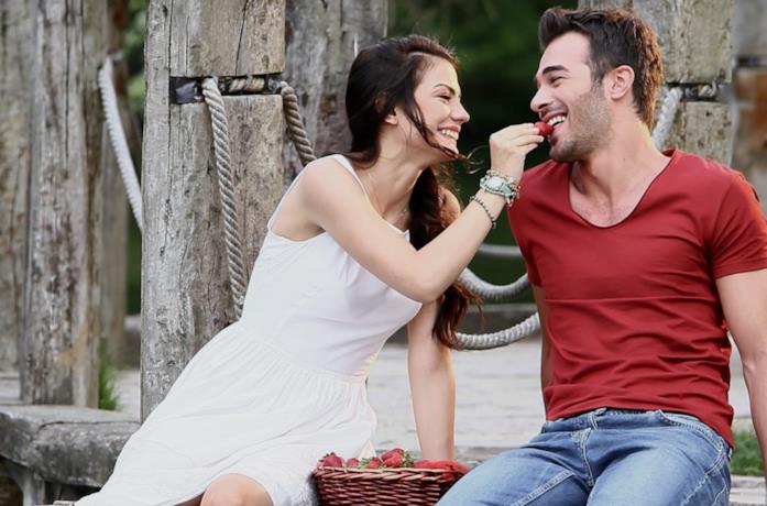 Una scena romantica di Çilek Kokusu (Profumo di fragole)