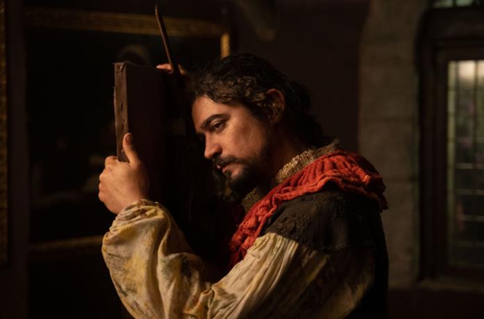 Caravaggio sta guardando una tela, forse poco dopo averla dipinta