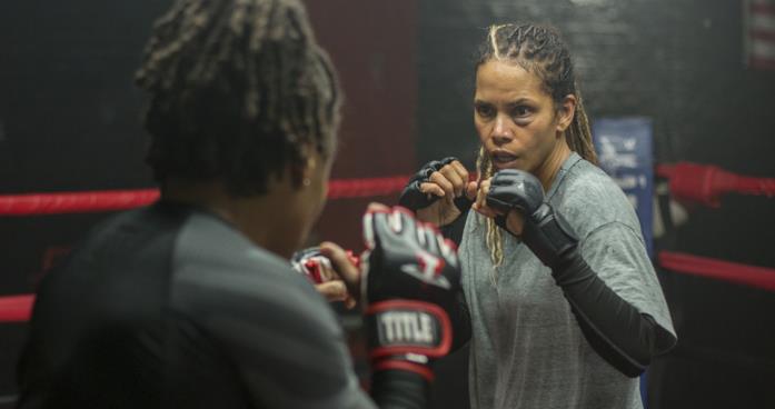 Bruised - Lottare per vivere, tutto quello che devi sapere sul film Netflix di e con Halle Berry Halle Berry in una scena di Bruised - Lottare per vivere