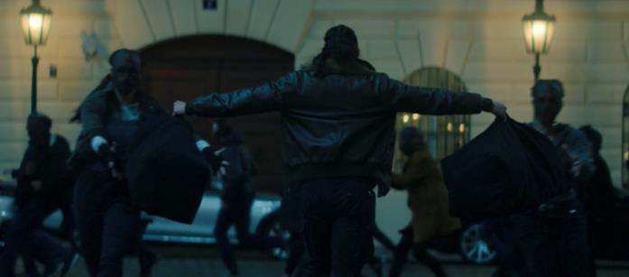 I Flag-Smashers in The Falcon and the Winter Soldier Un rapinatore con le borse piene di soldi
