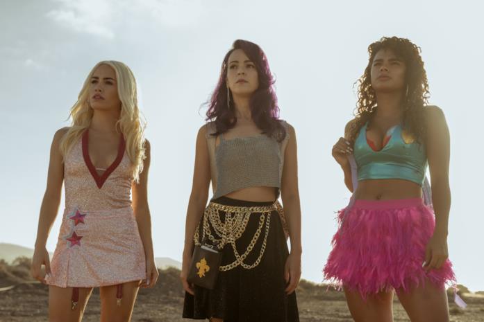 Sky Rojo, l'adrenalinico teaser della nuova serie Netflix di Álex Pina Lali Espósito, Verónica Sánchez e Yany Prado in una scena della serie Sky Rojo
