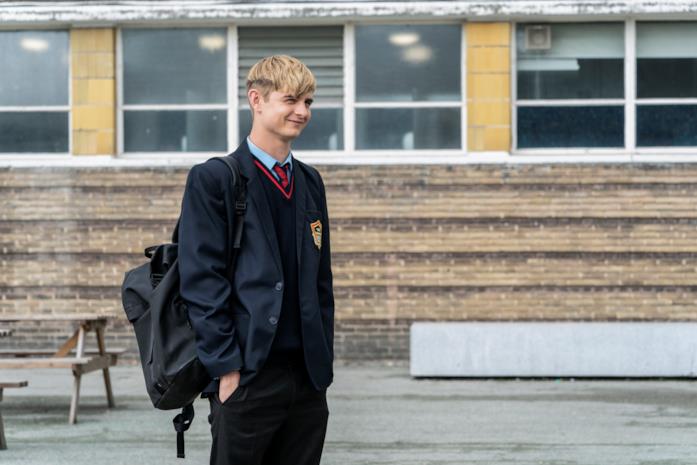 Alex Rider a scuola Alex con la divisa scolastica
