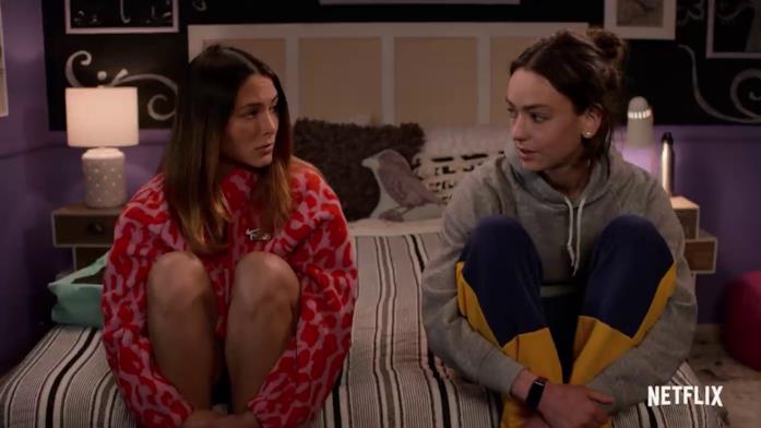 Izzie e Casey in una scena della quarta stagione di Atypical Izzie e Casey, interpretate rispettivamente da Fivel Stewart e Brigette Lundy-Paine