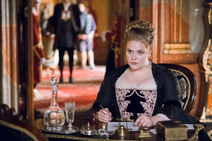 Maria Teresa: 10 cose da sapere sulla mini-serie di Robert Dornhelm Stefanie Reinsperger in una scena della seconda stagione di Maria Teresa