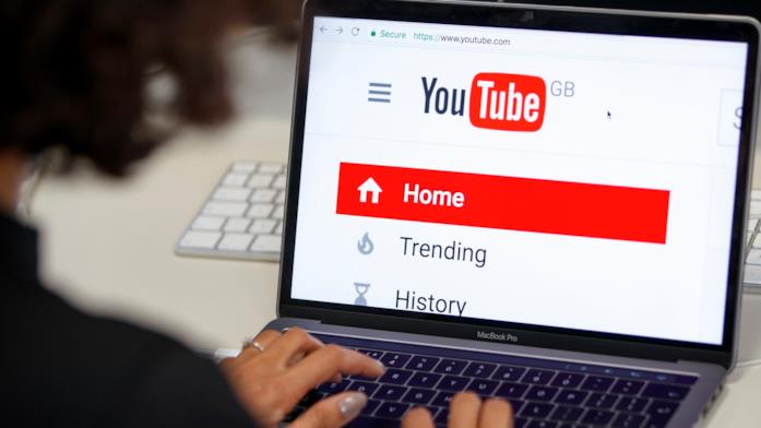 YouTube contro gli influencer che hanno diffuso via video i servizi di EduBirdie
