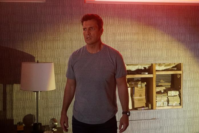 Nathan Fillion è l'agente John Nolan in The Rookie Nathan Fillion è John Nolan nel finale della seconda stagione di The Rookie