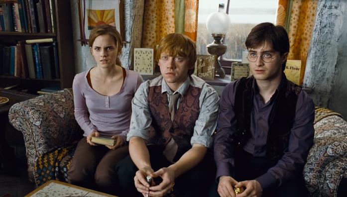 Il trio di Harry Potter Hermione, Ron e Harry seduti su un divano