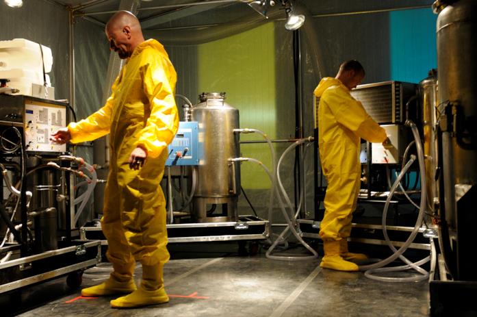 Il laboratorio di Breaking Bad Jesse e Walt nel laboratorio, con tuta gialla