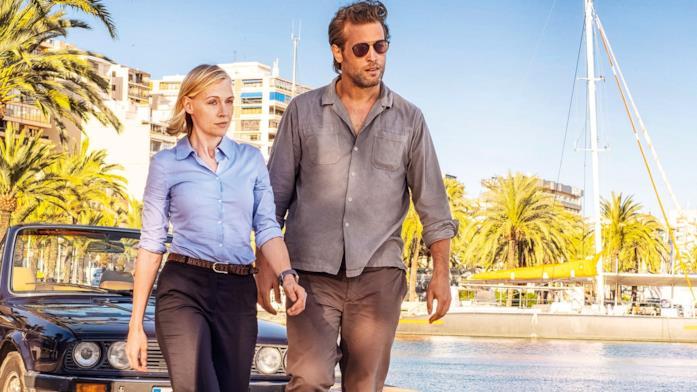 Miranda Blake e Max Winter, i due investigatori protagonisti Elen Rhys e Julian Looman in Maiorca Crime