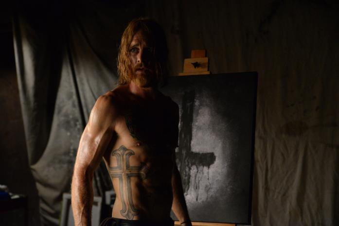Il pittore Jesse Hellman insieme a uno dei suoi terribili quadri Jesse Hellman è interpretato dall'attore Ethan Embry