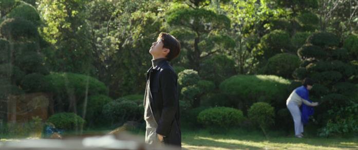 Ki-woo ricompra la villa Ki-woo e la madre nel giardino della villa
