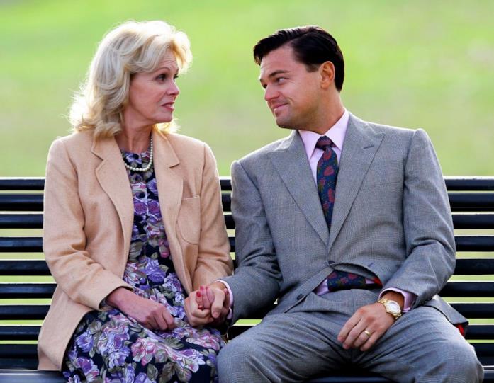 Perché Julie Andrews ha rifiutato The Wolf of Wall Street? Joanna Lumley e Leonardo DiCaprio in una scena del film The Wolf of Wall Street