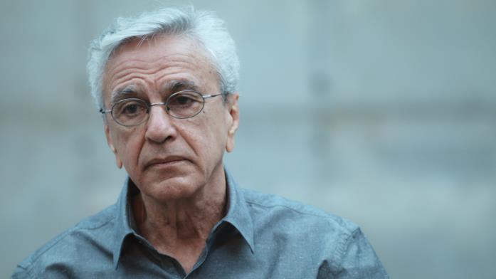 Narciso in vacanza, il documentario sulla detenzione di Caetano Veloso Un primo piano di Caetano Veloso