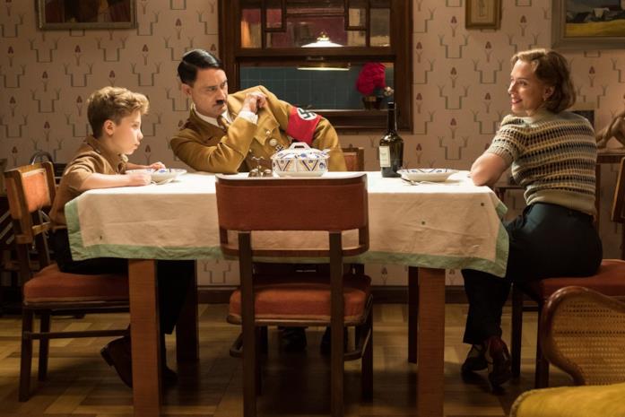 Jojo Rabbit: la trama e il significato del film di Taika Waititi Taika Waititi è Adolf Hitler in una scena del film Jojo Rabbit