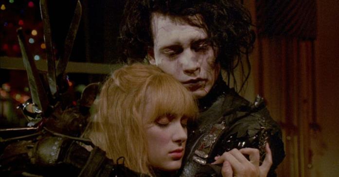 Edward mani di forbice ha per protagonisti Johnny Depp e Winona Ryder Edward e Kim si abbracciano in una scena del film
