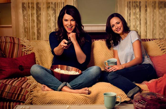 La casa di Lorelai e Rory in Una mamma per amica - Gilmore Girls Lauren Graham e Alexis Bledel sedute sul divano
