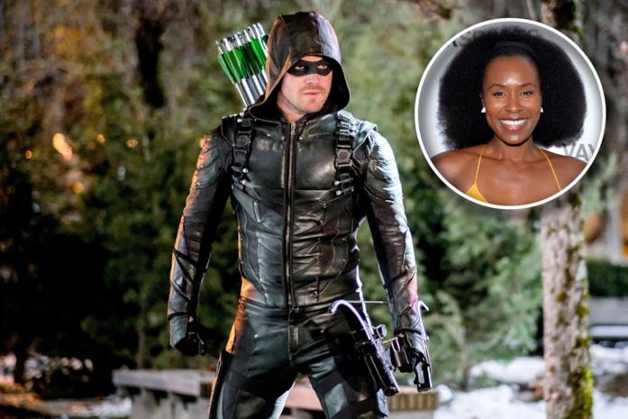 Oliver Queen nelle vesti di Arrow con arco e frecce e una piccola icona di Sydelle Noel