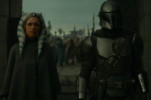 Un'immagine di Rosario Dawson e Pedro Pascal in The Mandalorian