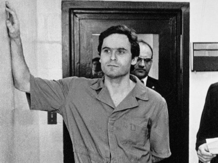 Theodore Robert Bundy, il serial killer americano Ted Bundy è uno dei più efferati assassini degli anni '70